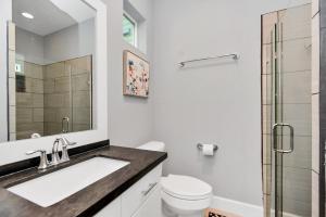 Koupelna v ubytování N-E-G SKAI MIDTOWN of HOUSTON + 52 fotografií