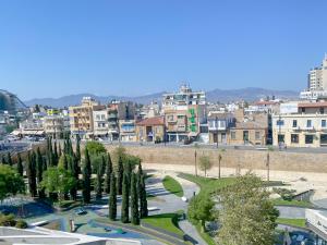 een stad met een bos van bomen en gebouwen bij Phaedrus Living: Plateia Suite Grigio in Nicosia