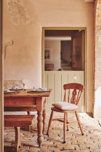 a dining room with a table and a chair at Lammas Retreat in Minchinhampton in Minchinhampton
