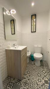 エリセイラにあるSea Ceiling - Ericeiraのバスルーム(洗面台、トイレ付)