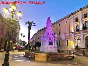 una estatua en medio de una calle en B&B da Marianna en Samughèo