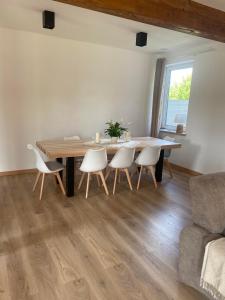 una sala da pranzo con tavolo e sedie in legno di Domki przy Ogrodach a Goczałkowice-Zdrój