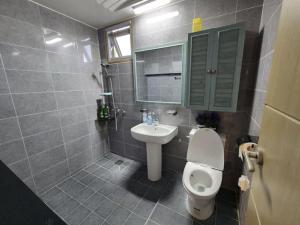 een badkamer met een toilet en een wastafel bij Doldamine Jeju in Jeju-stad