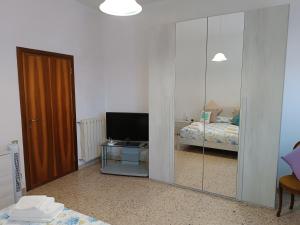Pokój z sypialnią z łóżkiem i lustrem w obiekcie La Vista Storica w mieście Piombino