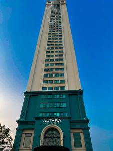 um edifício alto com um sinal em frente em Altara Apartment Quy Nhơn - 2Bed Room - Seaview em Quy Nhon