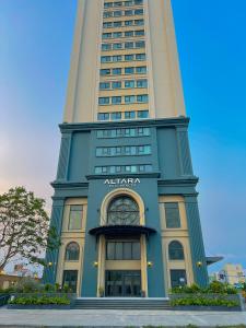 um edifício alto com um relógio em Altara Apartment Quy Nhơn - 2Bed Room - Seaview em Quy Nhon