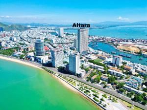 uma vista aérea da cidade de Alkmaar e da praia em Altara Apartment Quy Nhơn - 2Bed Room - Seaview em Quy Nhon