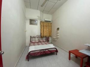Kleines Zimmer mit einem Bett und einem Fenster in der Unterkunft Best Homestay in Kuala Rompin