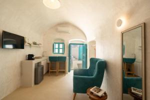 un soggiorno con 2 sedie verdi e una cucina di Marla Luxury Residences a Megalochori