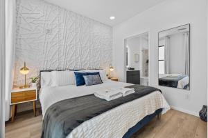 een slaapkamer met een groot bed en een spiegel bij River View, Balcony, Germantown, Central, Elevator in Nashville