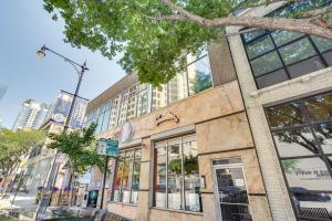 un edificio en la esquina de una calle de la ciudad en Central Chicago Loft Walk to Soldier Field! en Chicago