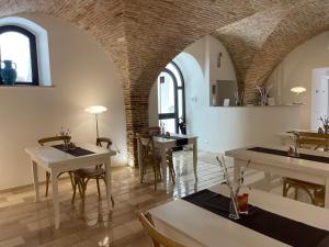 A seating area at Nina e il mare