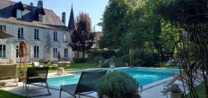 una casa con piscina en un patio en Logis des Tourelles, en Cognac