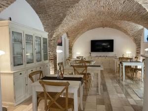 坎波马里诺Nina e il mare的配有桌椅和电视的餐厅