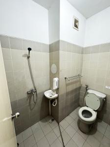 łazienka z toaletą i umywalką w obiekcie Casa Feby Guest House w mieście Bandung