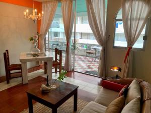 uma sala de estar com um sofá e uma mesa em Loft a few steps from Ocean RG2 em Puerto Vallarta