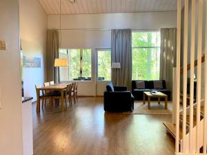 - un salon avec un canapé et une table dans l'établissement Kylpyla SPA, lake saimaa villa, à Imatra