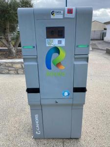 a recycling machine with a reverse sign on it at Mont Bouquet Lodge/Residence Hoteliere in Brouzet-lès-Alès