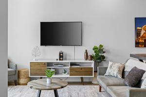 een woonkamer met een televisie aan een witte muur bij River View, Balcony, Germantown, Central, Elevator in Nashville +9 foto's
