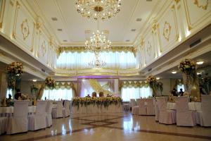 una sala banchetti con sedie bianche e lampadario a braccio di Armenian Royal Palace a Yerevan Altre 109 foto