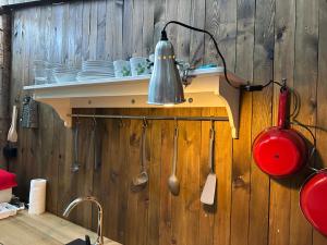 Příslušenství pro přípravu čaje a kávy v ubytování Glamping Návary s bazénem