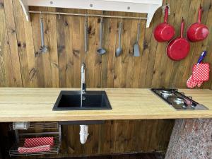 Kuchyň nebo kuchyňský kout v ubytování Glamping Návary s bazénem