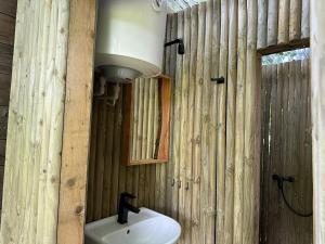 Koupelna v ubytování Glamping Návary s bazénem