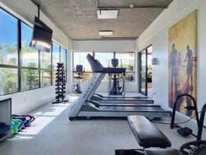 een fitnessruimte met loopbanden en een loopband bij Flat Vista mar + Limpeza | R627 in Maceió