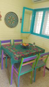 ナハリヤにあるבית הלבのテーブル(椅子付)と果物の盛り合わせ