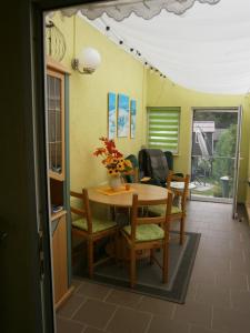 een eetkamer met een tafel en stoelen en een raam bij Der Frühe Vogel in Plaue