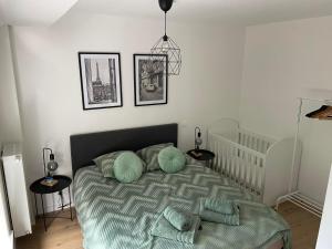 Un pat sau paturi într-o cameră la Maison Beau
