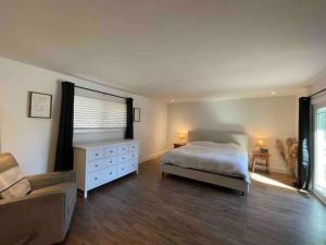 ein Schlafzimmer mit einem Bett, einer Kommode und einem Fenster in der Unterkunft Diamond Vacation Home in Wine Country Sonoma! in Sonoma
