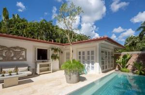 eine Villa mit einem Pool und einem Haus in der Unterkunft Sunny Vacation Villa No 94 in San Rafael del Yuma