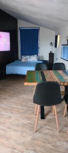pokój ze stołem, krzesłami i łóżkiem w obiekcie Moderne Vintage Ferienwohnung w mieście Bad Schussenried