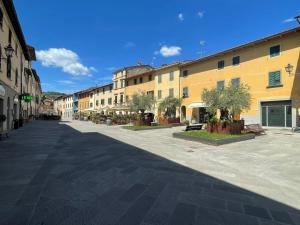 une rue vide dans une ville avec des bâtiments dans l'établissement Castelli del Chianti, à Gaiole in Chianti