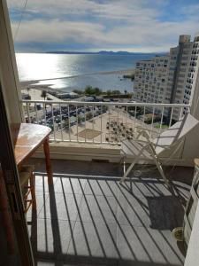 - Balcón con silla y vistas al agua en San Lluis Apartamento vistas mar delante playa Empuriabrava, en Empuriabrava