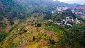 an aerial view of a village on a mountain at The Link farmstay in Sa Pả