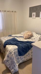 um quarto com 2 camas com lençóis azuis e brancos em Apartamento na Praia da Enseada, 100 mt praia em São Francisco do Sul
