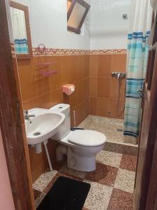 ein Bad mit einem WC und einem Waschbecken in der Unterkunft Vu sur corniche in Safi