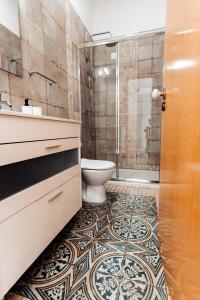 シントラにあるResidencial Real Guest Houseのバスルーム(トイレ、洗面台、シャワー付)