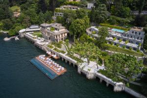 una vista aerea di un molo con imbarcazioni in acqua di Mandarin Oriental, Lago di Como a Blevio