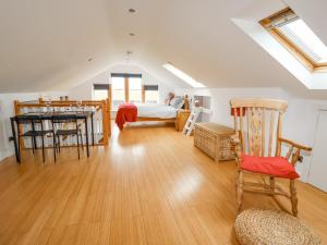 Habitación con cama, mesa y sillas. en Ash Tree Barn, en Clayton