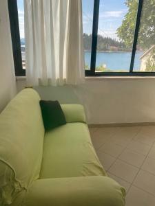 Area soggiorno di 2 bed Comfy Gem: Functional, Ideal Location, Steps to the Beach