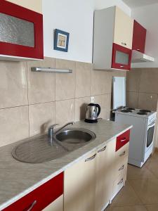 Cucina o angolo cottura di 2 bed Comfy Gem: Functional, Ideal Location, Steps to the Beach