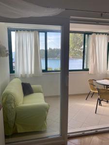 un soggiorno con un divano e un tavolo di 2 bed Comfy Gem: Functional, Ideal Location, Steps to the Beach a Blace