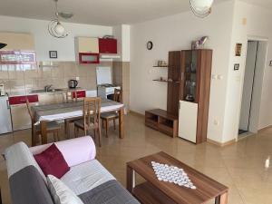 Cucina o angolo cottura di 2 bed Comfy Gem: Functional, Ideal Location, Steps to the Beach