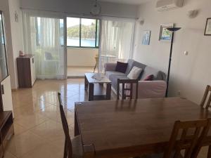 Area soggiorno di 2 bed Comfy Gem: Functional, Ideal Location, Steps to the Beach