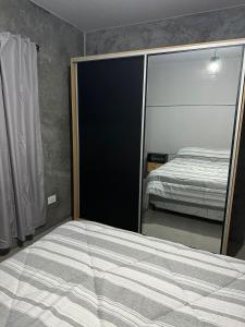 ラファエラにあるCasa Valentinoのベッドルーム(ベッド1台、大きな鏡付)