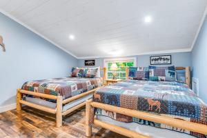 Postel nebo postele na pokoji v ubytování Serenity Cabin