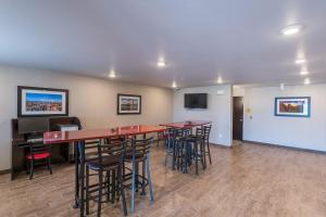 - un bar dans une pièce avec tabourets de bar dans l'établissement My Place Hotel-Colorado Springs,CO, à Colorado Springs